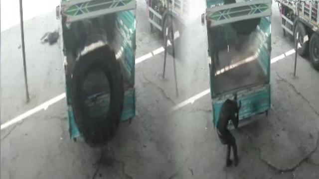 Yer: Siirt! Bir anda patladı: Kamyonun üstünden yere düştü