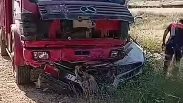 Şanlıurfa'da feci kaza! Kamyonun altına giren otomobil hurdaya döndü: 3 ölü