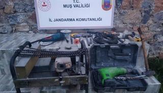 Muş&rsquo;ta ka&ccedil;ak kazı operasyonu: 3 ş&uuml;pheli g&ouml;zaltına alındı