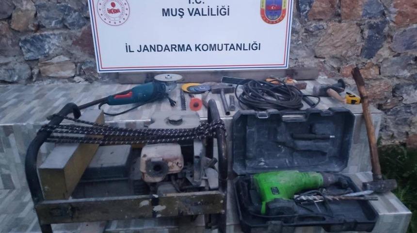 Muş&rsquo;ta ka&ccedil;ak kazı operasyonu: 3 ş&uuml;pheli g&ouml;zaltına alındı