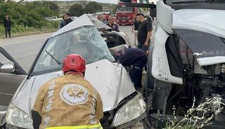 Manisa'da otomobil ile tır &ccedil;arpıştı: 1 ağır yaralı
