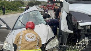 Manisa'da otomobil ile tırın çarpıştığı kazada 1 kişi ağır yaralandı