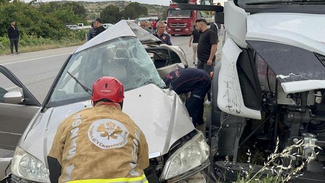 Manisa'da otomobil ile tırın çarpıştığı kazada 1 kişi ağır yaralandı