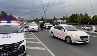 Alt ge&ccedil;it girişinde 4 otomobil &ccedil;arpıştı: 2 yaralı
