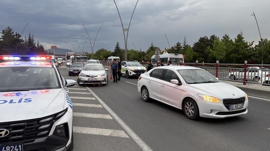 Alt ge&ccedil;it girişinde 4 otomobil &ccedil;arpıştı: 2 yaralı