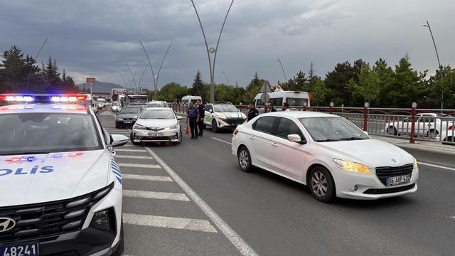 Alt geçit girişinde 4 otomobil çarpıştı: 2 yaralı