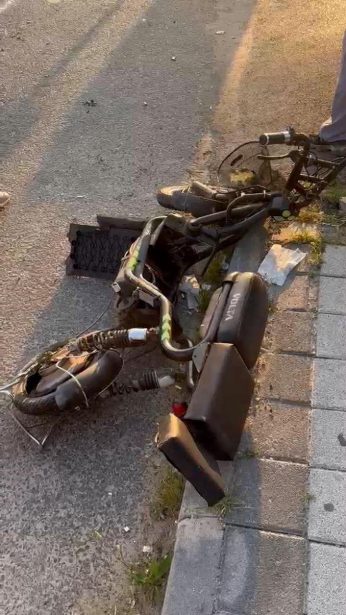 Otomobil ile &ccedil;arpışan bisiklet s&uuml;r&uuml;c&uuml;s&uuml; hayatını kaybetti 5