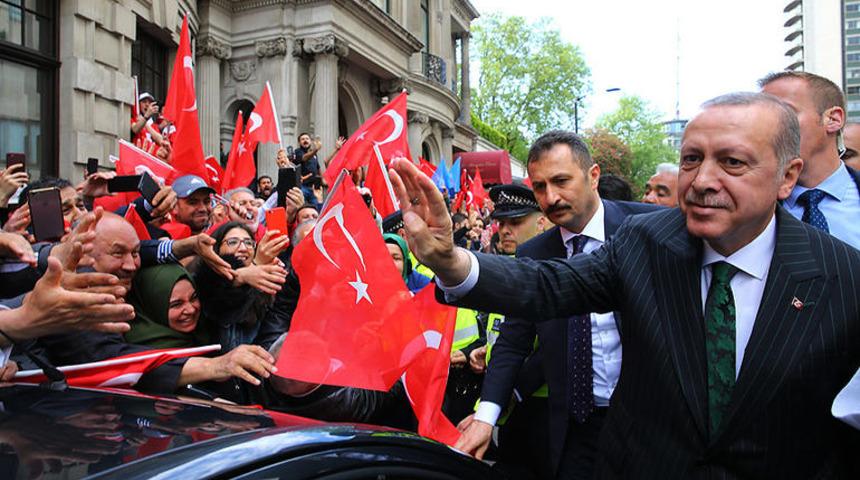 İngiltere'deki Türklerden Erdoğan'a sevgi gösterisi