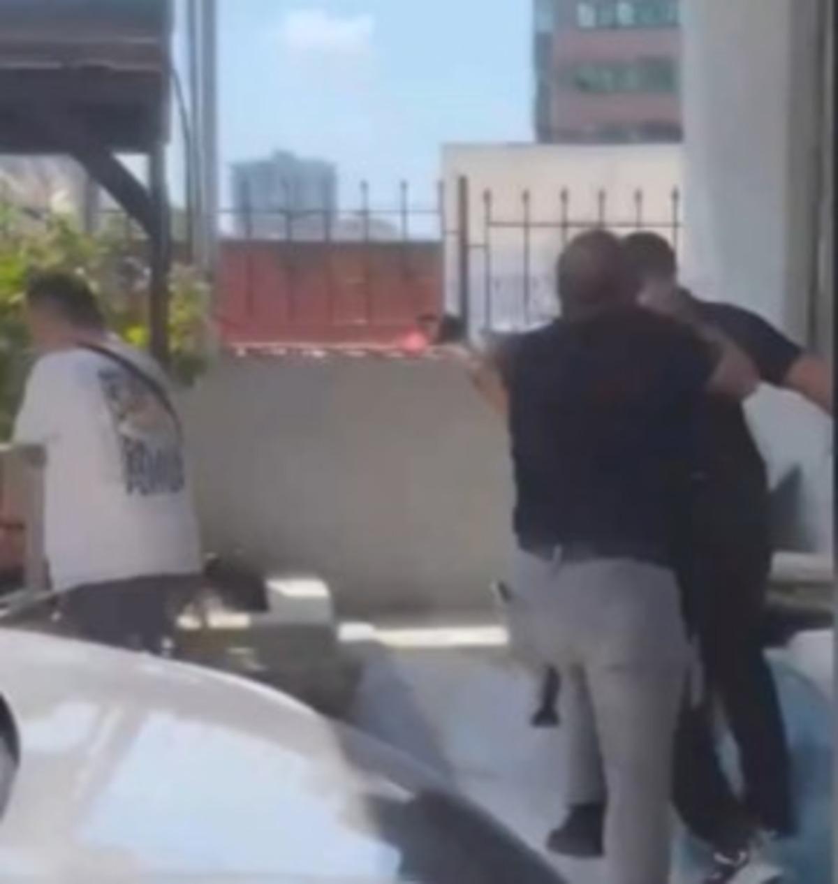 Can Polat ın taziyesinde ortalık fena karıştı! Engin Polat istenmedi! Yaka pa&ccedil;a kavga &ccedil;ıktı 4