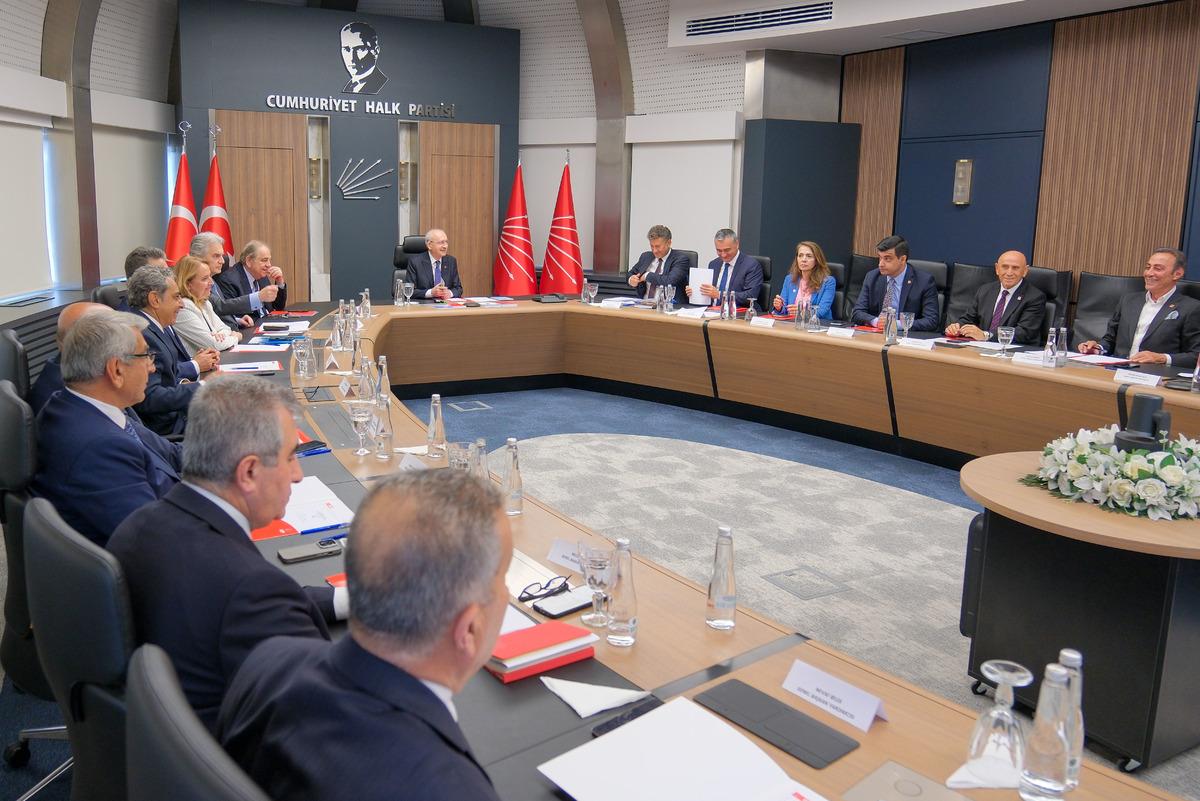 Kemal Kılı&ccedil;daroğlu tek tek g&ouml;r&uuml;ş&uuml;p  bırakın  diyecek 1