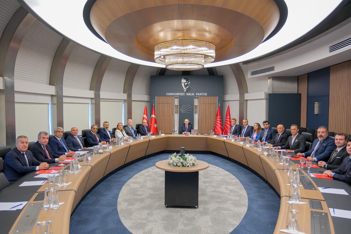 Kemal Kılı&ccedil;daroğlu tek tek g&ouml;r&uuml;ş&uuml;p  bırakın  diyecek 2