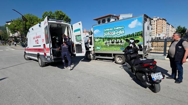 K&uuml;tahya&rsquo;da motosiklet ile elektrikli bisiklet &ccedil;arpıştı: 1 yaralı 6
