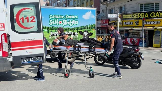 K&uuml;tahya&rsquo;da motosiklet ile elektrikli bisiklet &ccedil;arpıştı: 1 yaralı 1