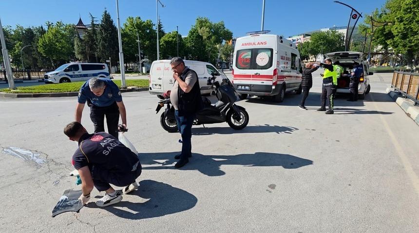K&uuml;tahya&rsquo;da motosiklet ile elektrikli bisiklet &ccedil;arpıştı: 1 yaralı
