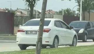 Ters şeritten giden otomobil, trafiği b&ouml;yle kilitledi