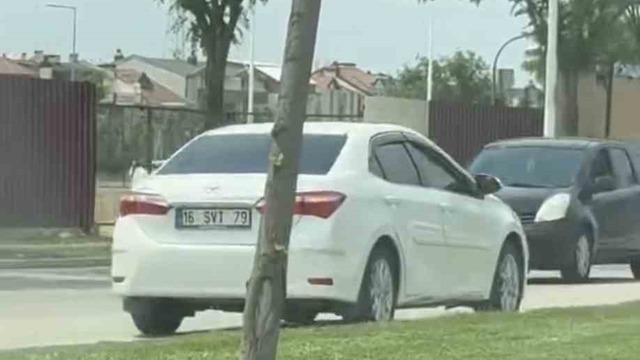 Ters şeritten giden otomobil, trafiği böyle kilitledi