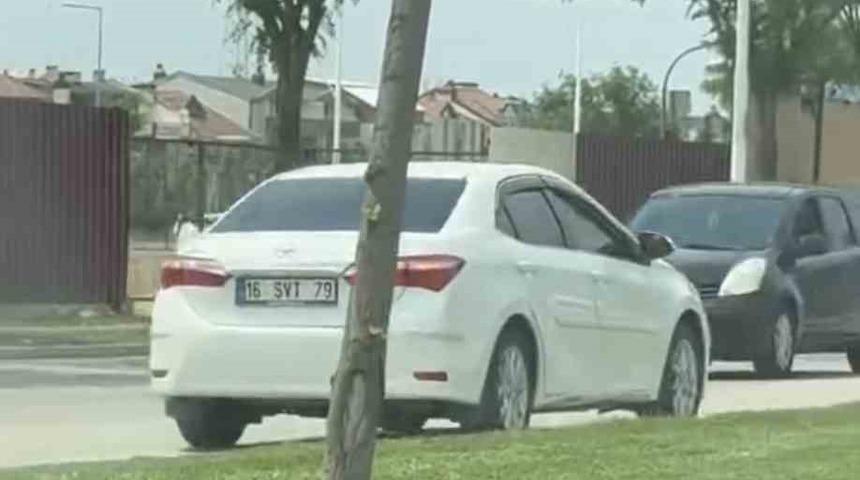 Ters şeritten giden otomobil, trafiği b&ouml;yle kilitledi