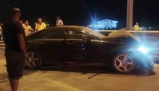 Alkoll&uuml; s&uuml;r&uuml;c&uuml; bariyerlere &ccedil;arptı, k&ouml;pr&uuml;l&uuml; kavşak trafiğe kapandı