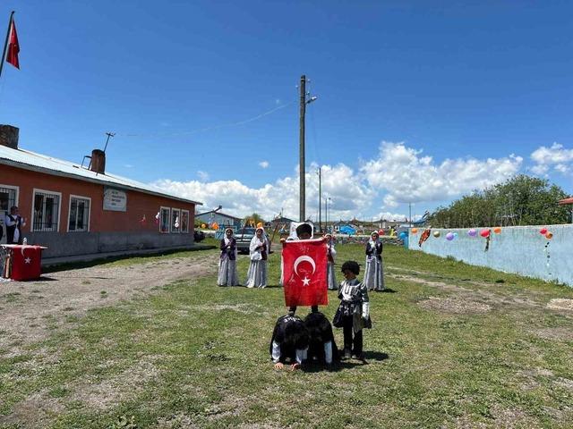 Kars&rsquo;ta k&ouml;y ilkokulunda yıl sonu coşkusu 4