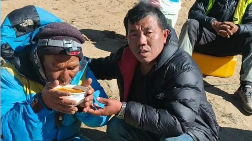 Everest&rsquo;te 6 g&uuml;nl&uuml;k mucize: &Ouml;ld&uuml; sanılan rehber buz yiyerek hayatta kalmış