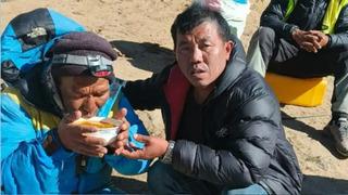 Everest’te 6 günlük mucize: Öldü sanılan rehber buz yiyerek hayatta kalmış