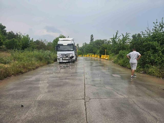 Karşı şeride ge&ccedil;en otomobille TIR &ccedil;arpıştı: 1 yaralı 2