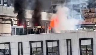 İnşaatı devam eden h&uuml;k&uuml;met konağı &ccedil;atısında korkutan yangın