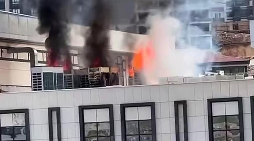 İnşaatı devam eden h&uuml;k&uuml;met konağı &ccedil;atısında korkutan yangın