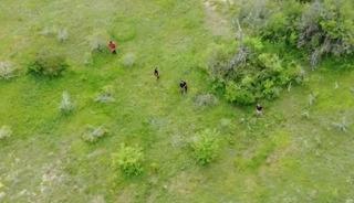Muhtar, ka&ccedil;ak kazı ş&uuml;phelilerini dronla g&ouml;r&uuml;nt&uuml;ledi