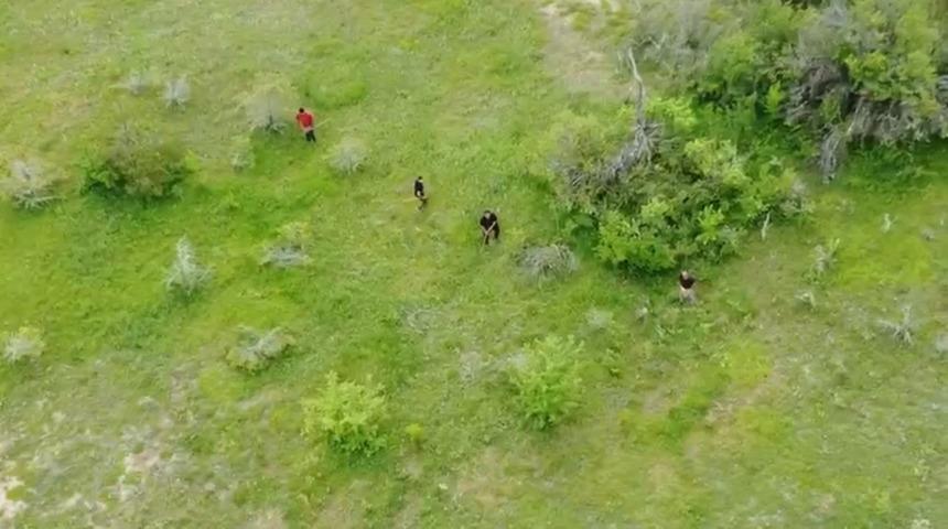 Muhtar, ka&ccedil;ak kazı ş&uuml;phelilerini dronla g&ouml;r&uuml;nt&uuml;ledi