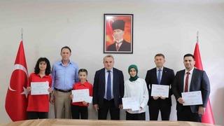 Türkiye derecesi elde eden öğrencilere başarı belgeleri verildi