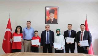 T&uuml;rkiye derecesi elde eden &ouml;ğrencilere başarı belgeleri verildi