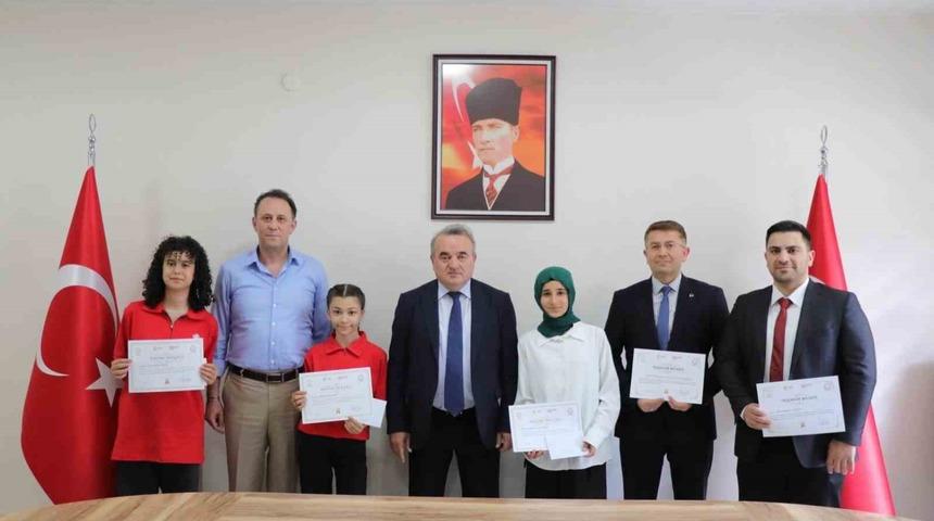 T&uuml;rkiye derecesi elde eden &ouml;ğrencilere başarı belgeleri verildi