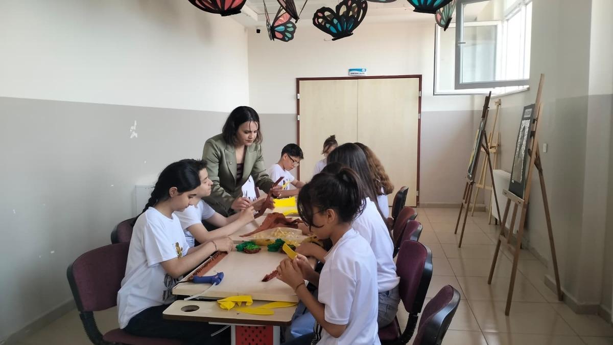 Atık malzemeleri sanat eserine d&ouml;n&uuml;şt&uuml;rd&uuml;ler 2