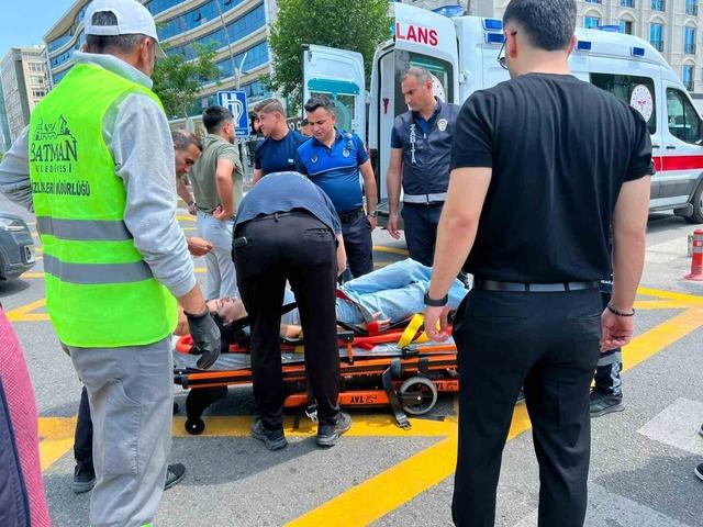 Batman&rsquo;da motosiklet yayaya &ccedil;arptı: 2 yaralı 1