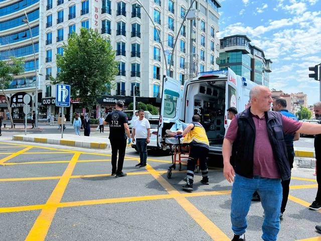 Batman&rsquo;da motosiklet yayaya &ccedil;arptı: 2 yaralı 3