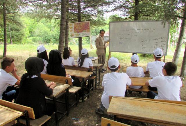 Bahçede ders işliyor, kümeste tavuk ve ördek yetiştiriyorlar