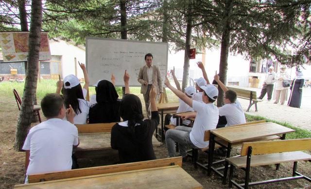 Bahçede ders işliyor, kümeste tavuk ve ördek yetiştiriyorlar