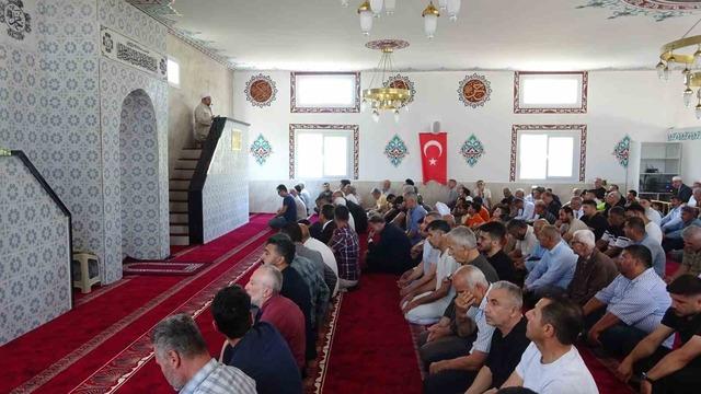 Depremin ardından inşa edilen 129’uncu cami olan ’Akçaova Kenan Güngör Camii’ ibadete açıldı 5