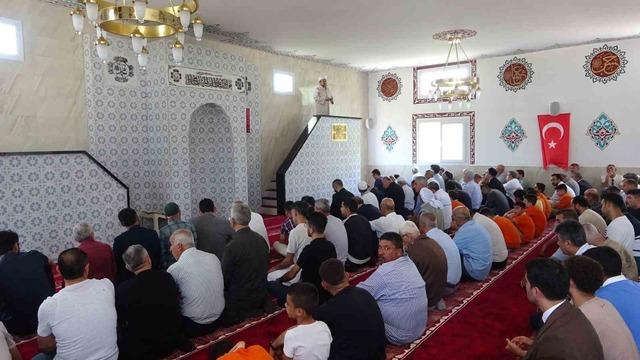 Depremin ardından inşa edilen 129’uncu cami olan ’Akçaova Kenan Güngör Camii’ ibadete açıldı 4