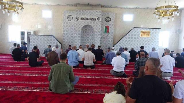 Depremin ardından inşa edilen 129’uncu cami olan ’Akçaova Kenan Güngör Camii’ ibadete açıldı 3