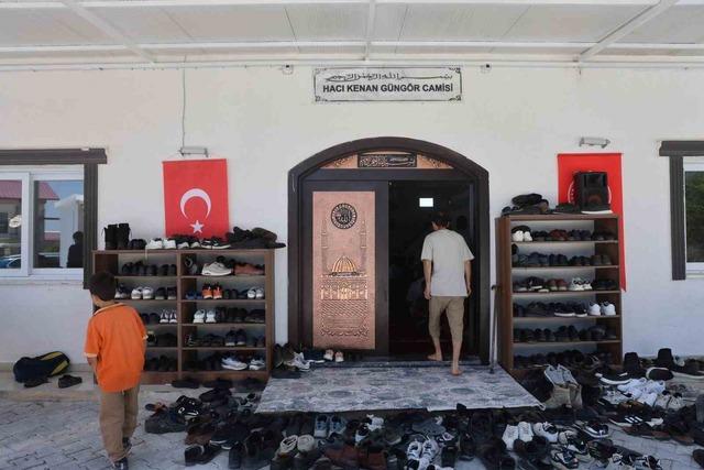 Depremin ardından inşa edilen 129’uncu cami olan ’Akçaova Kenan Güngör Camii’ ibadete açıldı 1