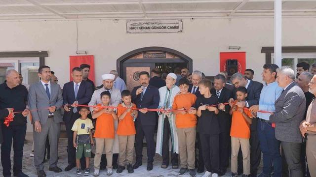 Depremin ardından inşa edilen 129’uncu cami olan ’Akçaova Kenan Güngör Camii’ ibadete açıldı 2