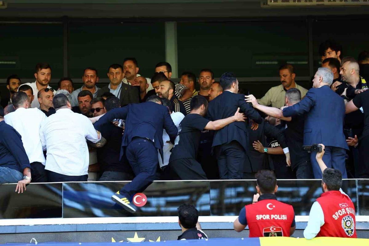 Fenerbahçe kongresinde olay! Aziz Yıldırım ile Hakan Safi arasında gerilim 2