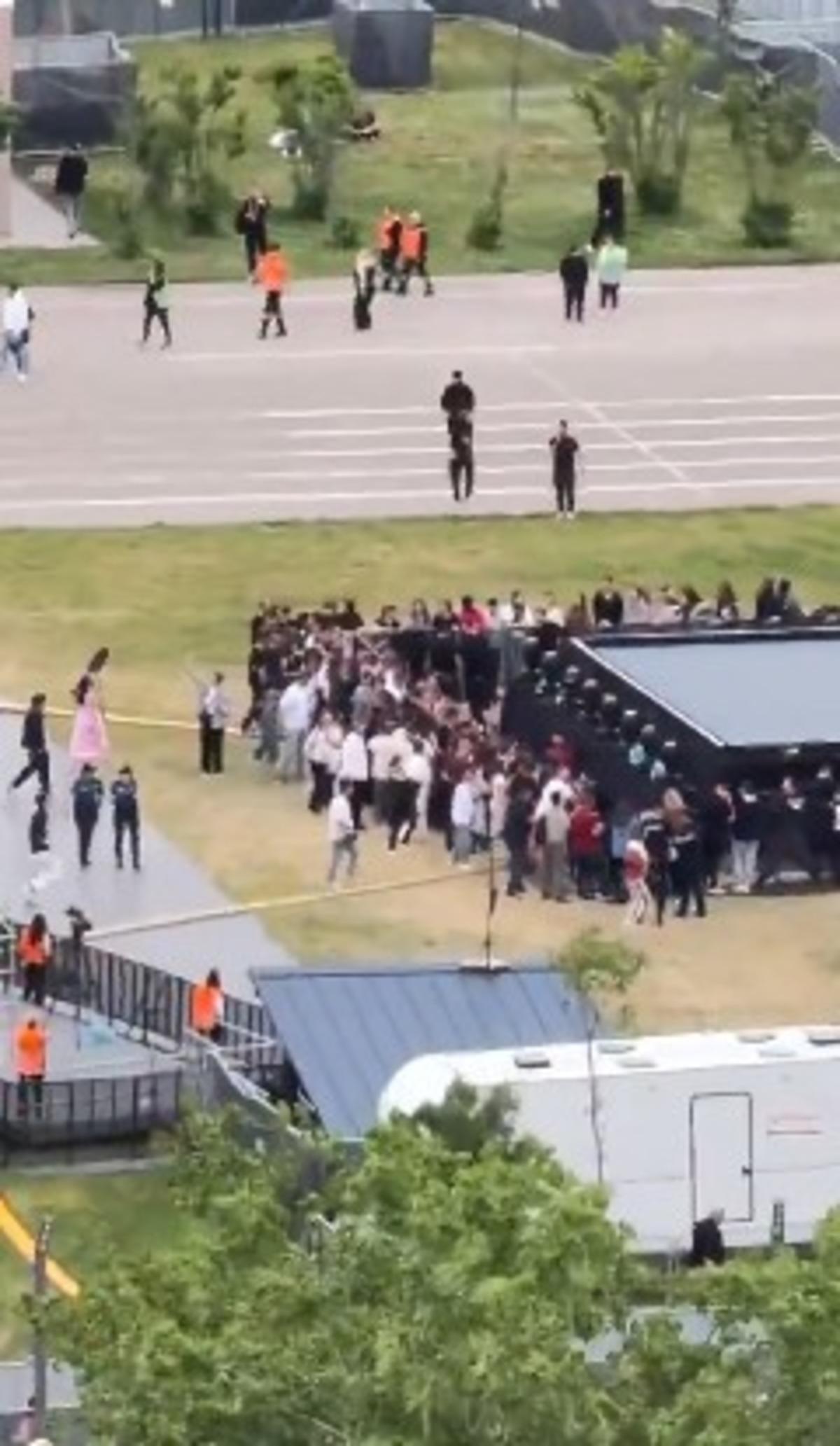 Tarkan konseri için sıra kapma yarışı vardı! Görüntüler viral oldu 3