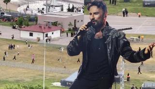 Konser &ouml;ncesi sıra kapma yarışı vardı! G&ouml;r&uuml;nt&uuml;ler viral oldu