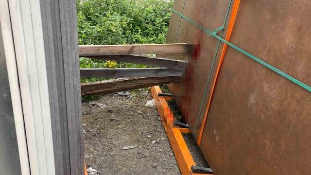 Mermer blokların arasında kalan işçi ağır yaralandı