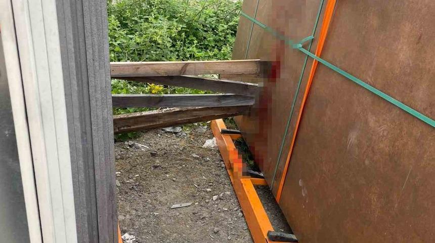 Mermer blokların arasında kalan iş&ccedil;i ağır yaralandı