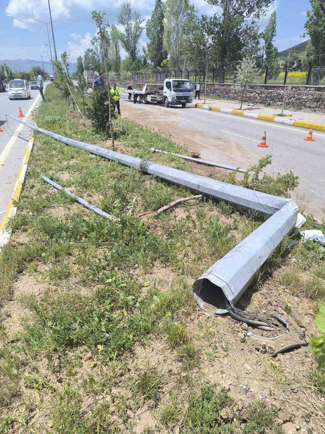 Patnos’ta trafik kazası: Araç takla attı, sürücü yaralandı 3