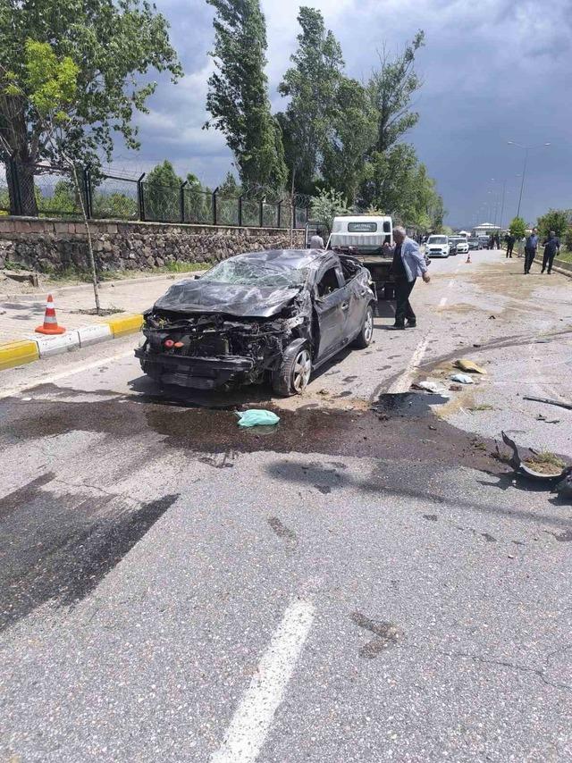 Patnos’ta trafik kazası: Araç takla attı, sürücü yaralandı 2